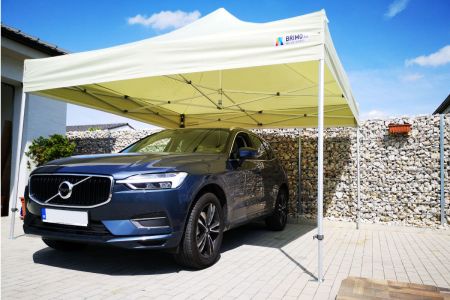Promotivni šator u salonu automobila